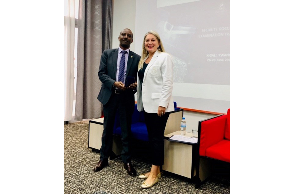 Daniela Djidrovska, Coordinadora del Servicio de Falsificación de Moneda y de Documentos de Seguridad, con Jean de Dieu Gatabazi, jefe de la Oficina Central Nacional de INTERPOL en Kigali.